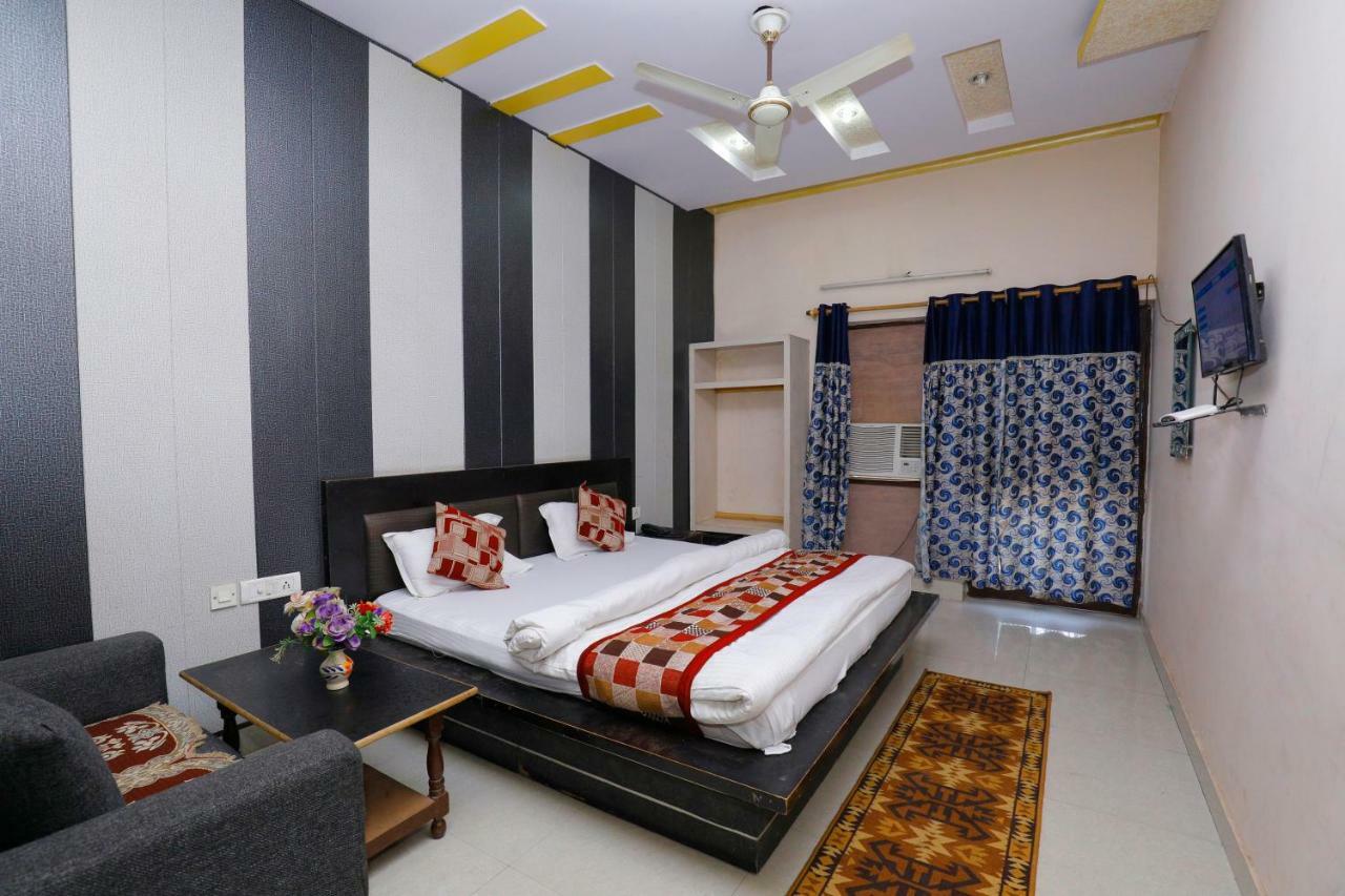 Hotel New Bakshi House Агра Екстериор снимка